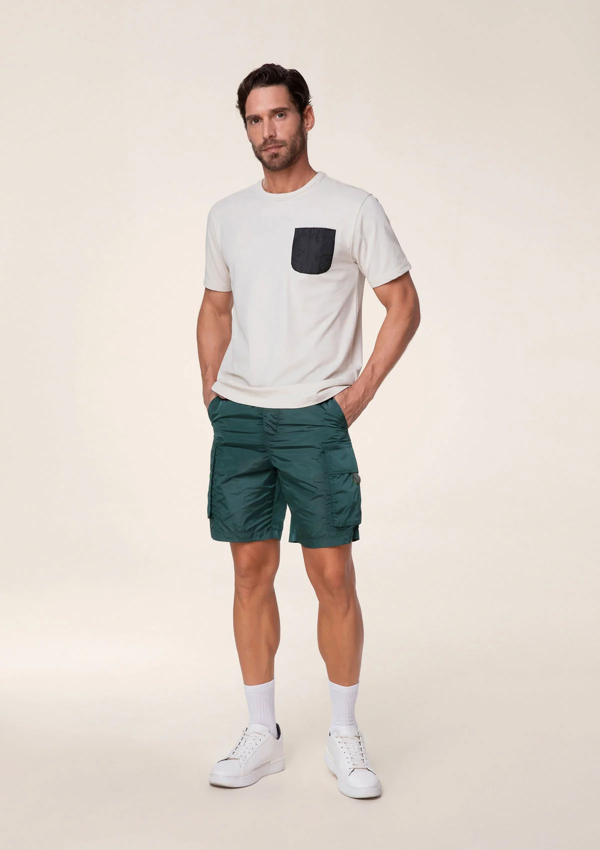 T-SHIRT CON TASCHINO