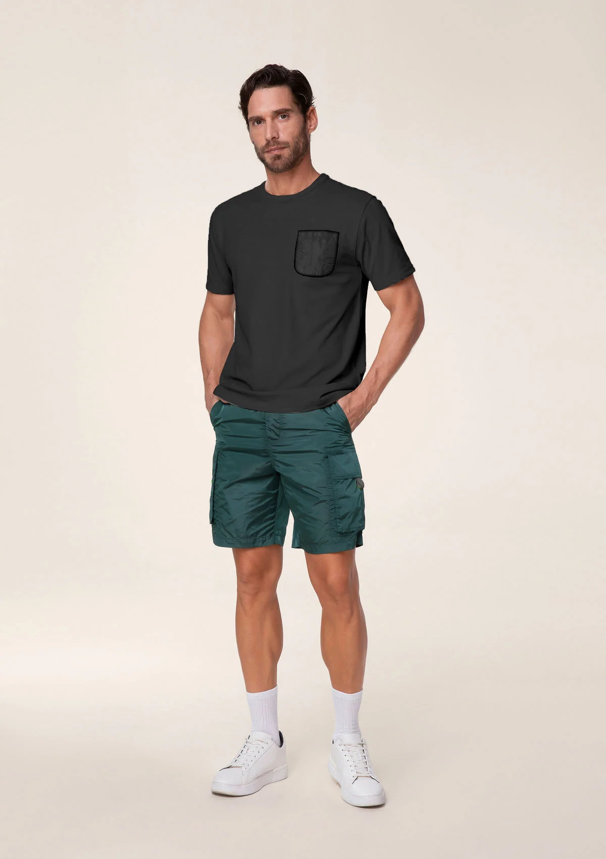 T-SHIRT CON TASCHINO