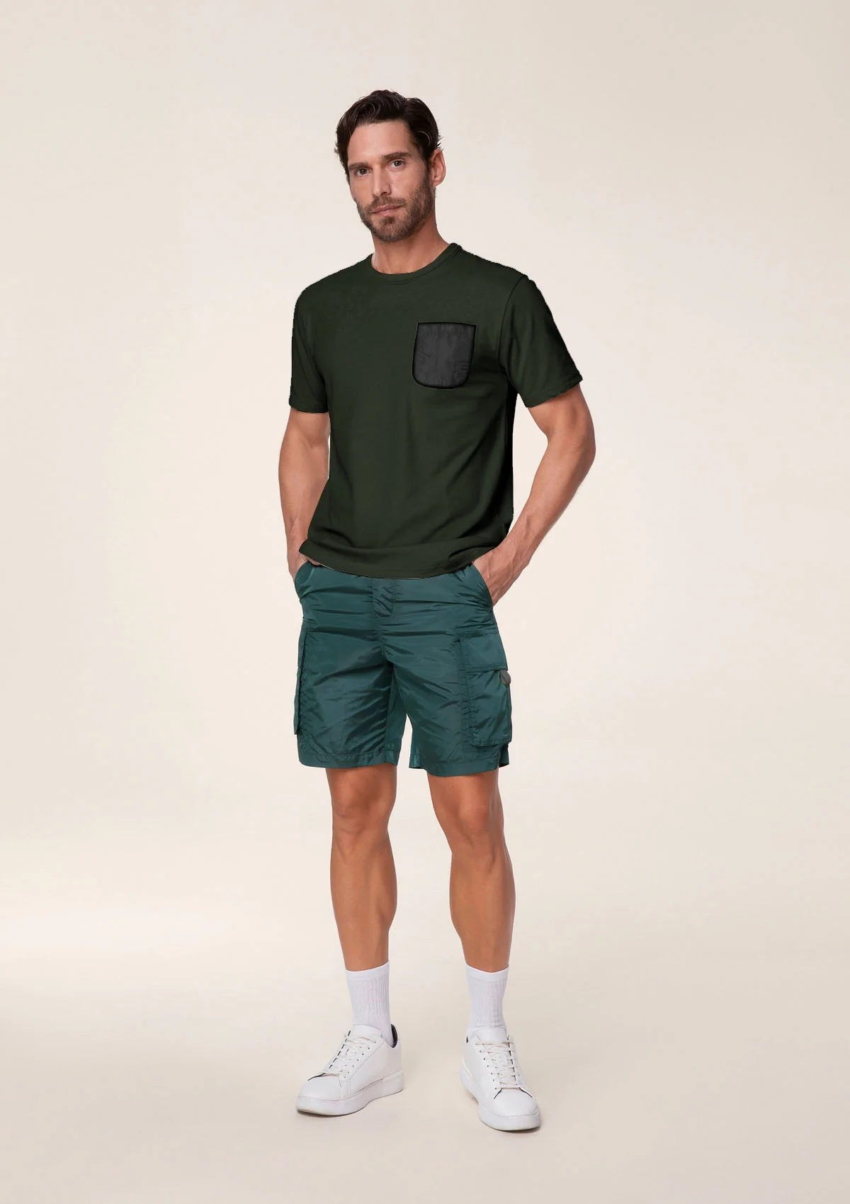 T-SHIRT CON TASCHINO